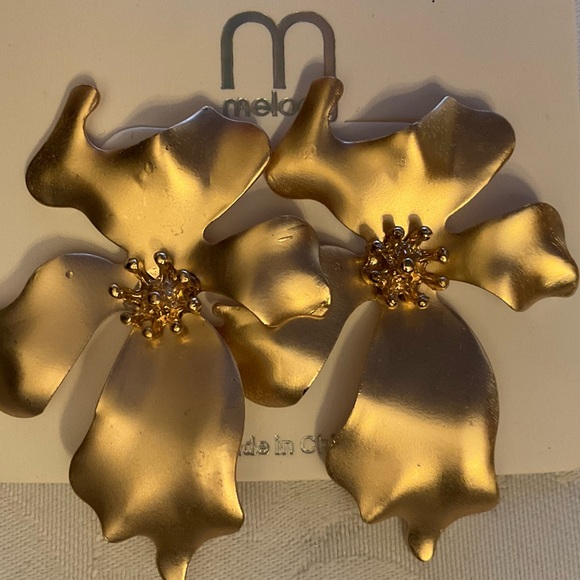 Dogwood Flower Statement Earrings Lightweight - Picture 8 of 8